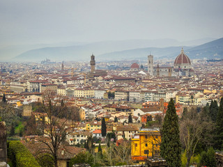 Fototapeta na wymiar Panoramica de la ciudad de Florencia, Italia con un cielo nublado.