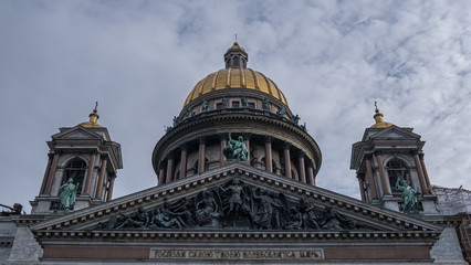 Fototapeta premium The dome of St. Isaac's Cathedral with the inscription in the frieze on the portico 