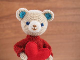 かわいい熊の編みぐるみ