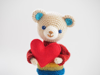かわいい熊の編みぐるみ