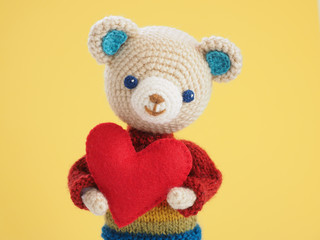 かわいい熊の編みぐるみ