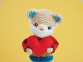 かわいい熊の編みぐるみ