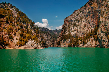 Obraz premium Sea and mountain against beautiful blue sky.