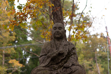 Fototapeta na wymiar 山の中の弘法大師（鑑真）の石像　日本の仏教