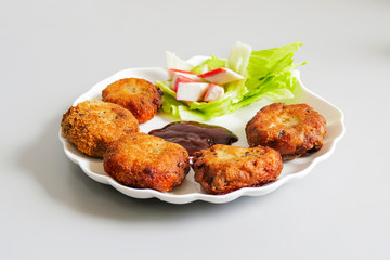 Bandeja de korokke con palmitos y lechuga