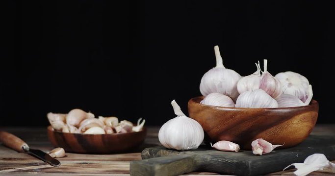 The garlic in the bowl rotates slowly.