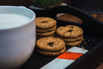 background galletas para desayuno con un tazón de leche