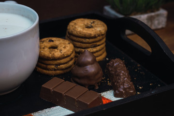 bandeja de desayuno con galletas dulces y chocolates