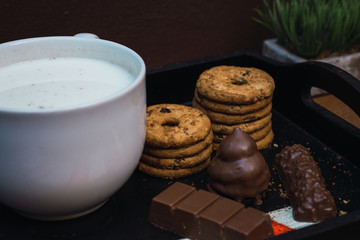 bandeja de desayuno con galletas dulces y chocolates