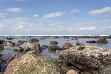 Fototapeta na wymiar 石の浜から海をローアングルで望む