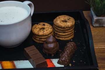 bandeja de desayuno con galletas dulces y chocolates