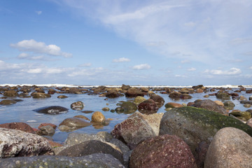 石の浜から海をローアングルで望む