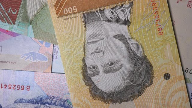 Rotating 500 Venezuelan Bolivar Banknote With Simn Bolvar 2018 On Turntable Top View..
