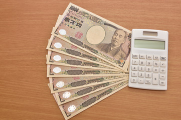 お札と電卓。お金のコンセプト。