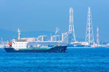 Obraz premium 春霞の関門海峡を行きかう貨物船【福岡県】