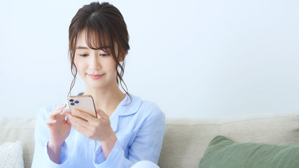 スマホを使う女性