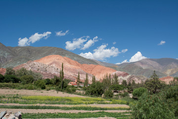 Fototapeta premium Amplio valle de cerros de colores en Argentina