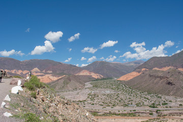 Fototapeta na wymiar Valle con cerros de colores
