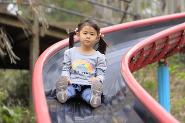 Fototapeta na wymiar 滑り台で遊ぶ幼児(5歳児)