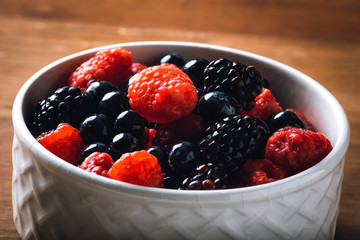 Frutos rojos en tazón. 