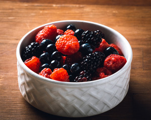 Frutos rojos en tazón