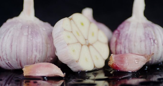 Cut the garlic with cool steam rotates slowly. The texture of the garlic.