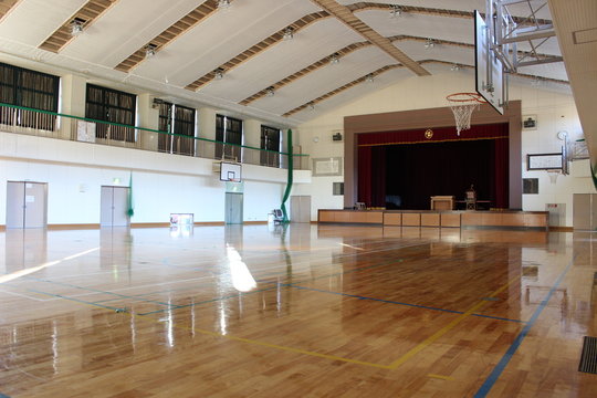 休校中で誰もいない小学校（閉校後、公共施設として活用されている建物）