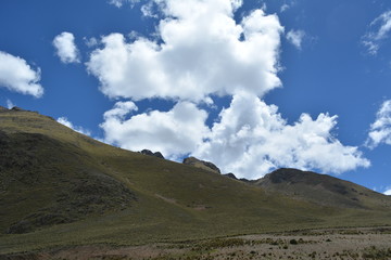 Nubes entre cerros verdes