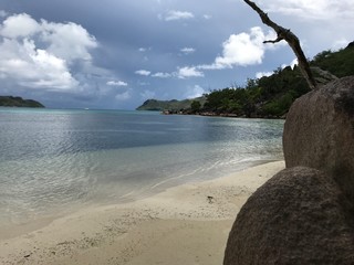 Plage des Seychelles. Oc&eacute;an indien. Une &icirc;le paradisiaque. 