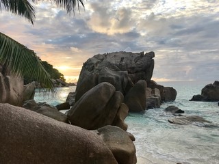 Plage des Seychelles. Oc&eacute;an indien. Une &icirc;le paradisiaque. 