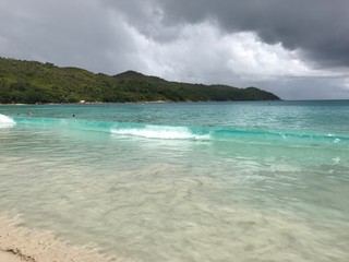 Plage des Seychelles. Oc&eacute;an indien. Une &icirc;le paradisiaque. 