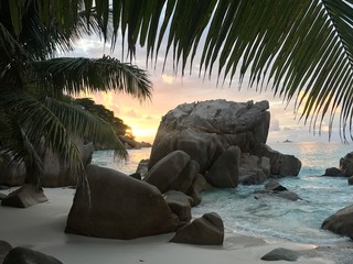 Plage des Seychelles. Océan indien. Une île paradisiaque. 