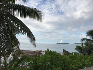 Plage des Seychelles. Oc&eacute;an indien. Une &icirc;le paradisiaque. 