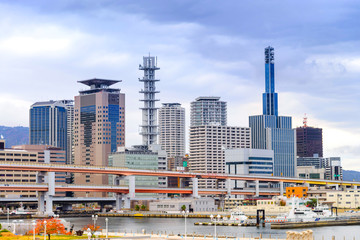 Obraz premium Pejzaże miejskie i drapacze chmur w Kobe Skyline, biurowcu i centrum Kobe Bay w Japonii