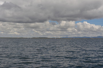Fototapeta premium Vista de un gran lago