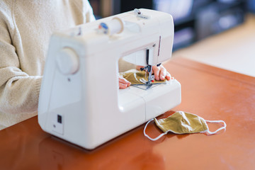ミシン　布マスク　マスク　作成　ハンドメイド　手作り　自宅　女性　人物　コロナウィルス　対策　日本人
