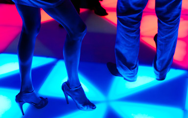 Taniec na podświetlanym parkiecie w nocnym klubie..Dance on the illuminated dance floor in the night club - obrazy, fototapety, plakaty