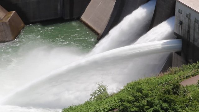 ダムの放水