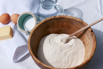 Zutaten für traditionelle, österreichische "Kasnocken", Pinzgau, Pinzgauer Kasnockn, Pinzgauer Käse, Regionales Essen, Österreich