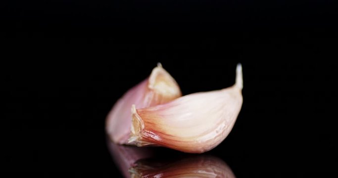 Slices of aromatic garlic slowly rotate.