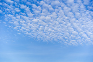 Fototapeta na wymiar Blue sky and white puffy clouds