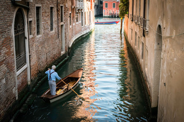 Fototapeta na wymiar Man on a boat in Venice