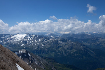 Fototapeta na wymiar Ausblick vom Kitzsteinhorn Kaprun, Alpine Landschaft, Alpin, Berge, Gletscher, Schnee, Skigebiet, Sommer