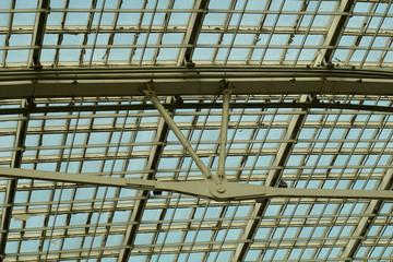 Obraz premium Metal construction supporting a glass roof.