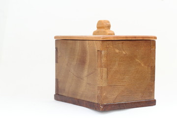 Especiero artesano de madera sobre fondo blanco