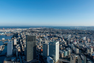Fototapeta na wymiar 横浜のオフィス街のビル群から工業地帯までの全景　空撮