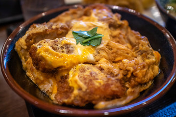 日本の食べ物　カツ丼
