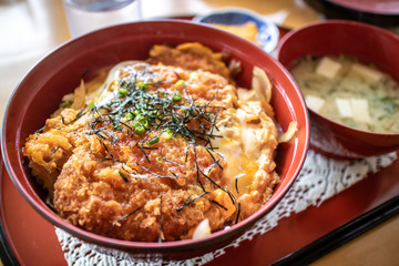 日本の食べ物　カツ丼