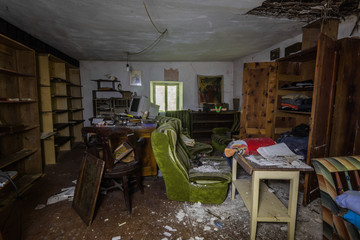 zimmer mit unordnung in einem alten haus