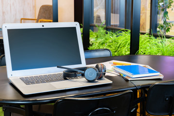 コワーキングスペース　シェアオフィス　テレワーク　イメージ